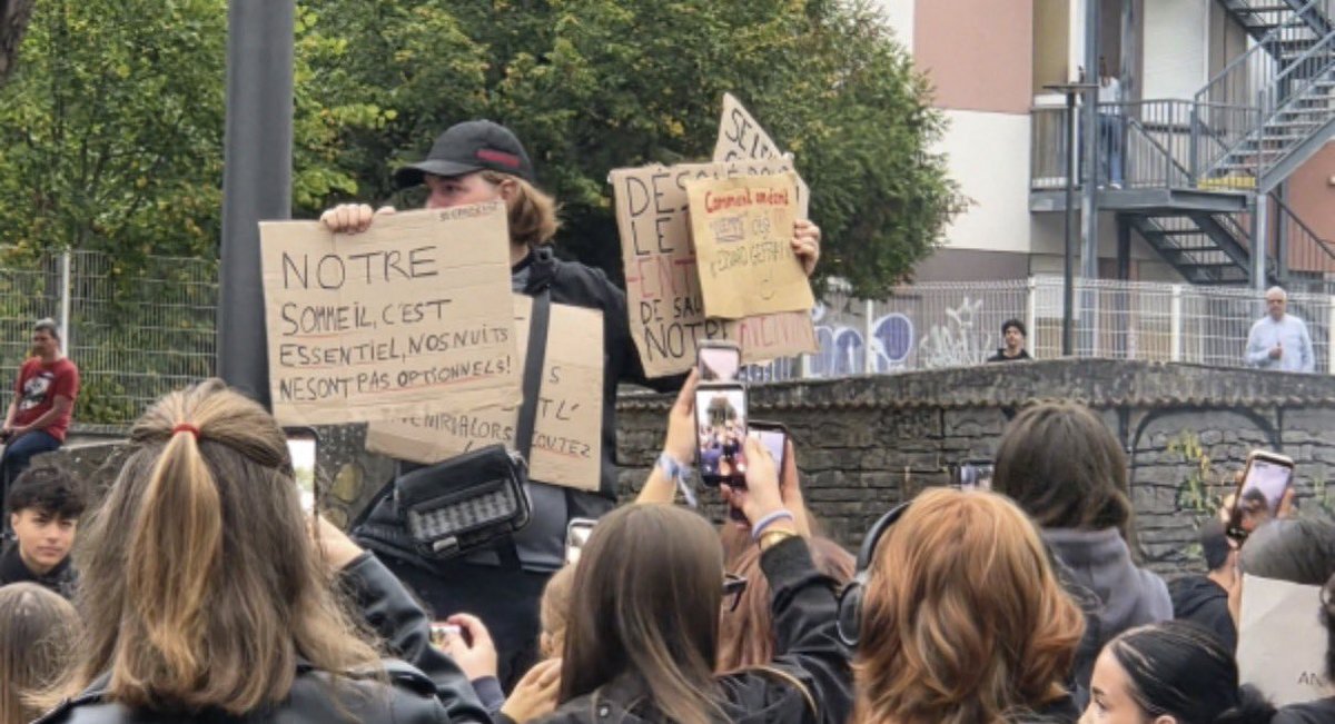 JI_FenschValle's tweet photo. 🪧 À #Thionville, #Algrange, #Épinal, #Metz et #Nancy, les lycéens se mobilisent pour leur avenir.
Bâtiments vétustes, profs non remplacés, manque de transports scolaires : les lycéens n’en peuvent plus.
💥 Macron doit écouter leurs revendications et remettre les moyens ! https://t.co/SPhyw7OLaB