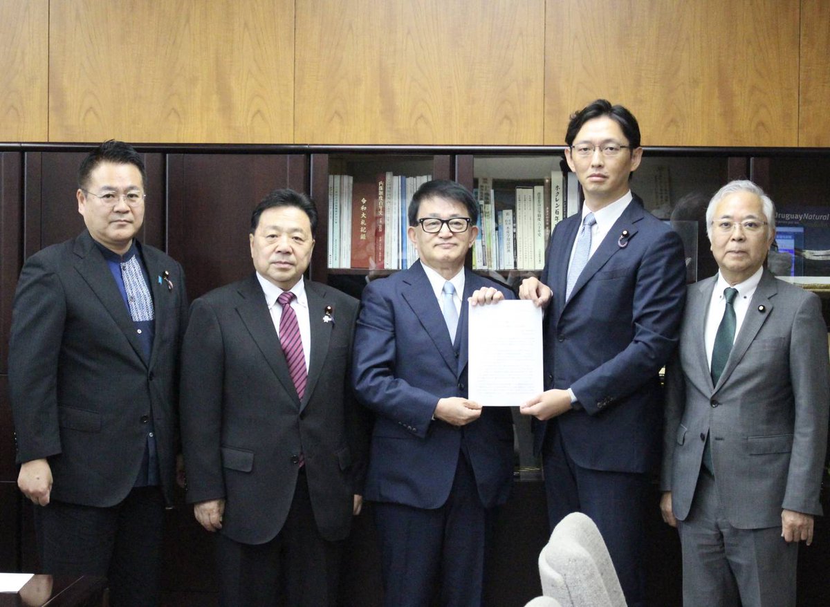 Kubotetsu112's tweet photo. 政府が米国産生鮮ジャガイモの輸入開始へ向けた手続きを進めているのを受け、1日、小寺裕雄・農林水産副大臣に対し、国産生産体制の強化を求めました。

農家は、病害虫の侵入に大きな懸念。政府は生産者の立場に立った交渉を‼️

#じゃがいも国産生産体制強化 #公明党 https://t.co/f9HldauK0S