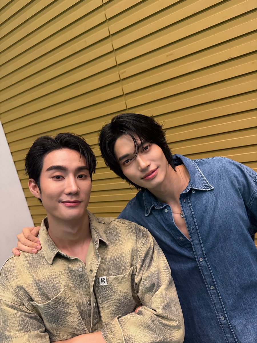 psjnoona's tweet photo. ternyata ini abis kerja buat scarlet kayaknya sekalian take foto photocard https://t.co/Lwa95Y25fY