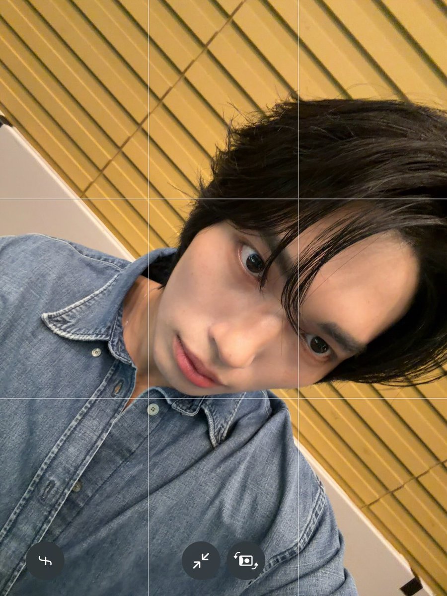 psjnoona's tweet photo. ternyata ini abis kerja buat scarlet kayaknya sekalian take foto photocard https://t.co/Lwa95Y25fY
