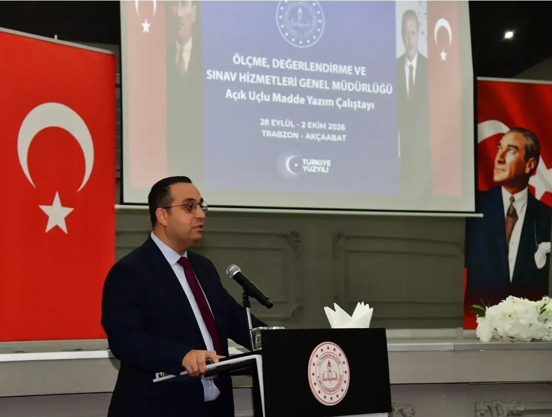 AkcaabatTurizm's tweet photo. Açık Uçlu Madde Yazım Çalıştayı Okulumuzda Gerçekleştiriliyor. 📚📑📋

Ölçme, Değerlendirme ve Sınav Hizmetleri Genel Müdürlüğü tarafından düzenlenen “Açık Uçlu Madde Yazım Çalıştayı”, 28 Eylül–2 Ekim 2026 tarihleri arasında okulumuz ev sahipliğinde gerçekleştiriliyor.

Eğitimde ölçme ve değerlendirme süreçlerinin niteliğinin artırılması, açık uçlu soru hazırlama konusunda ortak bir yaklaşım geliştirilmesi ve soru yazım süreçlerinin değerlendirilmesi amacıyla düzenlenen çalıştay kapsamında alan öğretmenleri bir araya geliyor.

Çalıştay programına Ölçme, Değerlendirme ve Sınav Hizmetleri Genel Müdür Yardımcısı Umut Erkin TAŞ ve Trabzon İl Millî Eğitim Müdürü Hasan UYGUN da katılarak çalışmaları değerlendirdi.

Okulumuzda gerçekleştirilen bu önemli çalıştayın, eğitimde ölçme ve değerlendirme uygulamalarının geliştirilmesine ve öğretmenler arasında deneyim paylaşımının güçlendirilmesine katkı sağlaması hedefleniyor.

@tcmeb @Yusuf__Tekin @TrabzonValilik @tahirshn_mia @TrabzonBelTr @ahmetmgenc @akcaabatbel @osman_ekim @Trabzon_MEM  @skaygusuz @hasan_uygun91 @AkcaabatIlceMEM  @ustundagyvz @volkanbalci7961