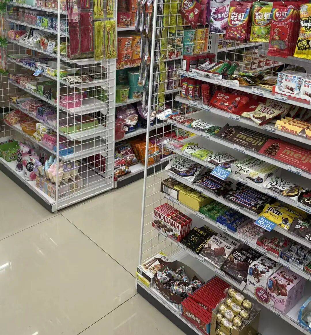 AmandaDomiqtnc's tweet photo. [Stocking up our local convenience store! Fresh milk, cold drinks and late-night snacks just landed – swing by before they’re gone!]， https://t.co/J94tmrWo2l