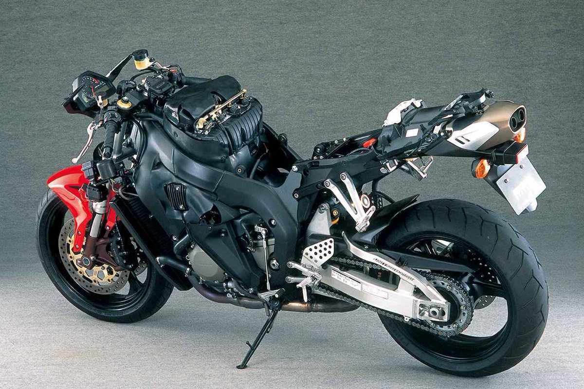 PutiMotor's tweet photo. '04 ホンダ「CBR1000RR」

MotoGPマシン・RC211Vに取り入れられる先進技術を投入し、900シリーズから飛躍的に進化。

998ccにスケールアップされたエンジン、PGM-DSFI、ユニットプロリンクなどの最新テクノロジー。

前影投影面積の極小化を実現したカウルやセンターアップマフラーなど、これまでのモデルとは一線を画すスーパースポーツモデル。

https://t.co/XEbThyifME