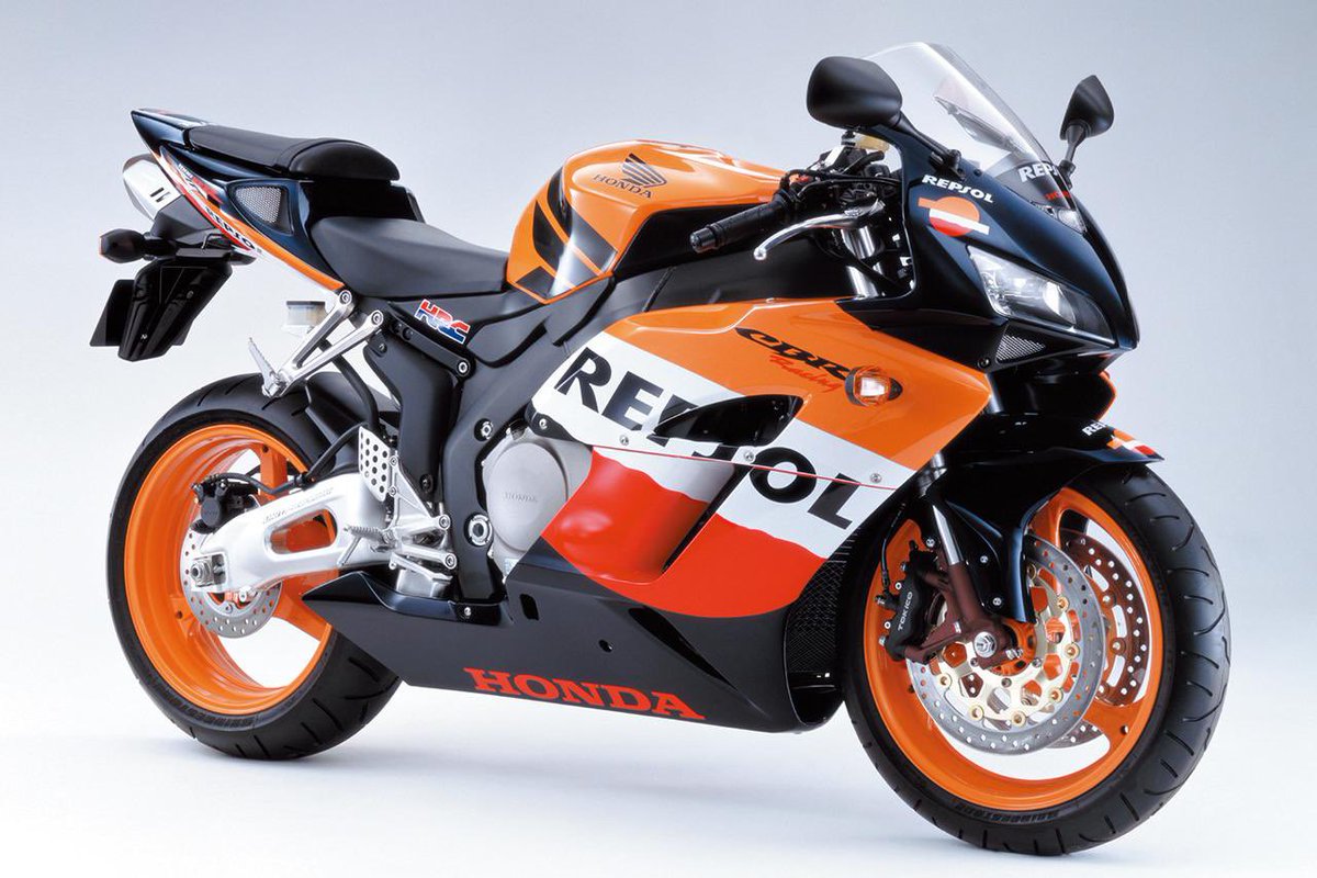 PutiMotor's tweet photo. '04 ホンダ「CBR1000RR」

MotoGPマシン・RC211Vに取り入れられる先進技術を投入し、900シリーズから飛躍的に進化。

998ccにスケールアップされたエンジン、PGM-DSFI、ユニットプロリンクなどの最新テクノロジー。

前影投影面積の極小化を実現したカウルやセンターアップマフラーなど、これまでのモデルとは一線を画すスーパースポーツモデル。

https://t.co/XEbThyifME