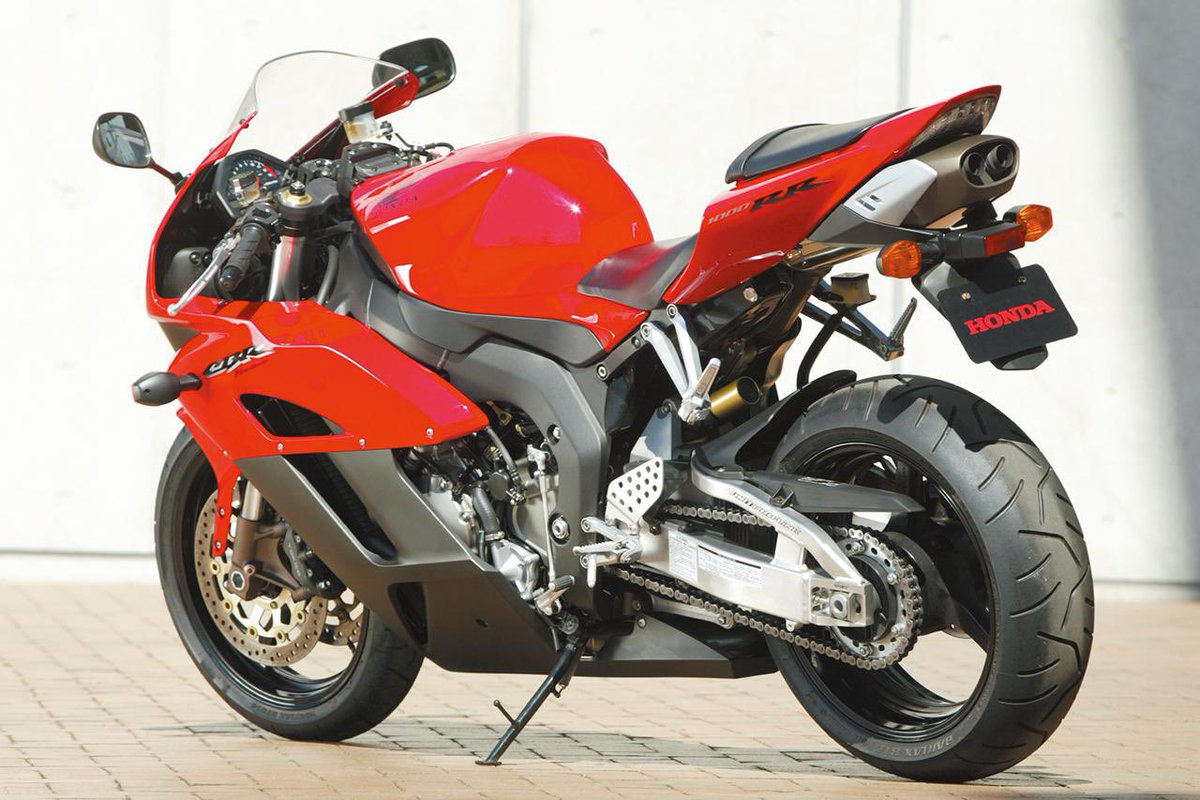 PutiMotor's tweet photo. '04 ホンダ「CBR1000RR」

MotoGPマシン・RC211Vに取り入れられる先進技術を投入し、900シリーズから飛躍的に進化。

998ccにスケールアップされたエンジン、PGM-DSFI、ユニットプロリンクなどの最新テクノロジー。

前影投影面積の極小化を実現したカウルやセンターアップマフラーなど、これまでのモデルとは一線を画すスーパースポーツモデル。

https://t.co/XEbThyifME