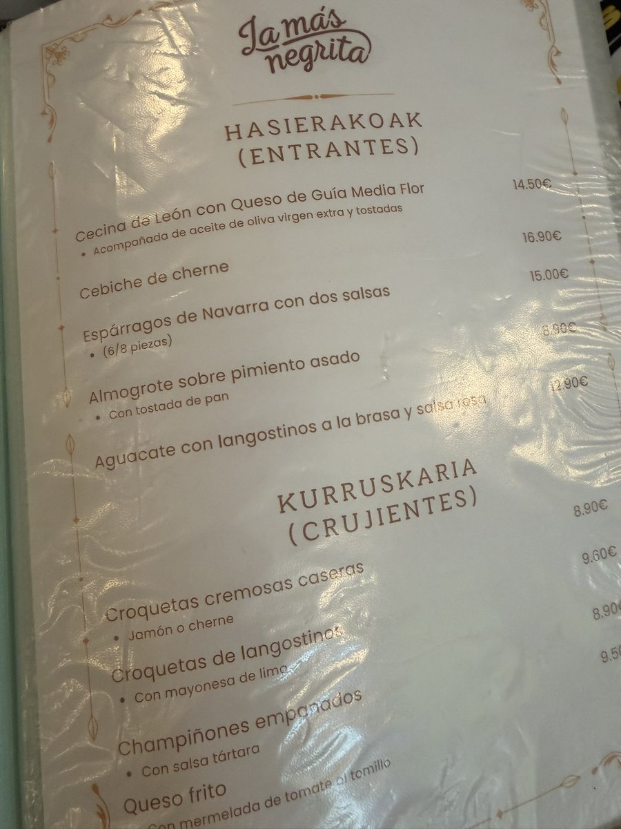 IonAnsa_'s tweet photo. Atzoko sorpresatxoa. Las Palmasen jatetxe batean sartu eta menua euskaraz, bezero guztientzat. Zer dela eta galdetu, eta jatetxearen jabeak, kanariarra bera, Ondarroan lanean ibilia dela esan zigun eta euskalzale bihurtu zela bertan. Hiru alaba euskaldun ditu orain :-) https://t.co/FopEyWLKk7
