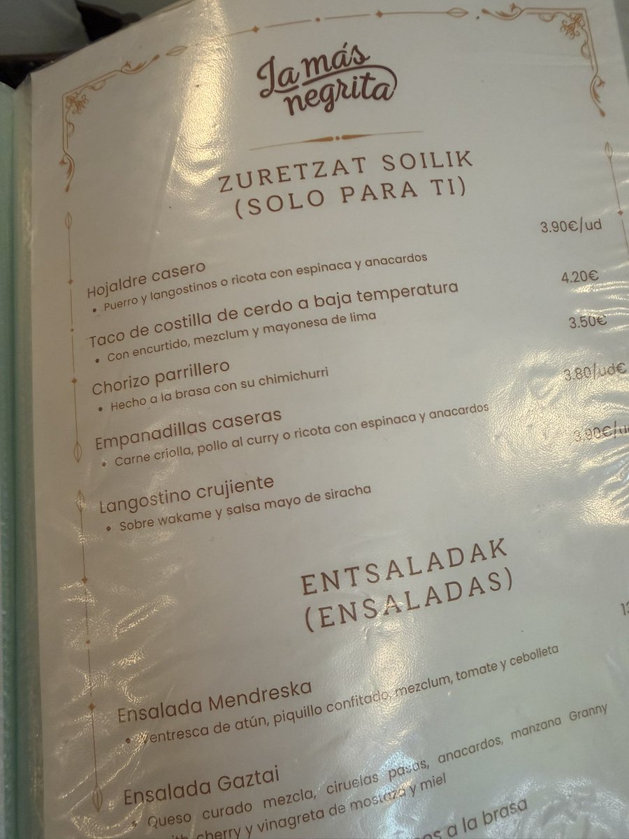 IonAnsa_'s tweet photo. Atzoko sorpresatxoa. Las Palmasen jatetxe batean sartu eta menua euskaraz, bezero guztientzat. Zer dela eta galdetu, eta jatetxearen jabeak, kanariarra bera, Ondarroan lanean ibilia dela esan zigun eta euskalzale bihurtu zela bertan. Hiru alaba euskaldun ditu orain :-) https://t.co/FopEyWLKk7