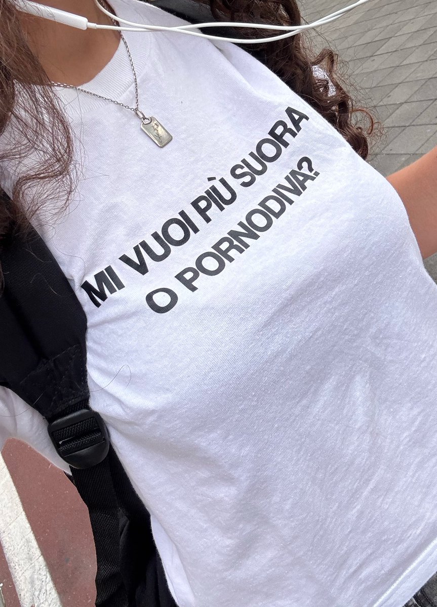 y_elle_e's tweet photo. classico outfit che hitto per andare in università https://t.co/dqpPZxbBmH