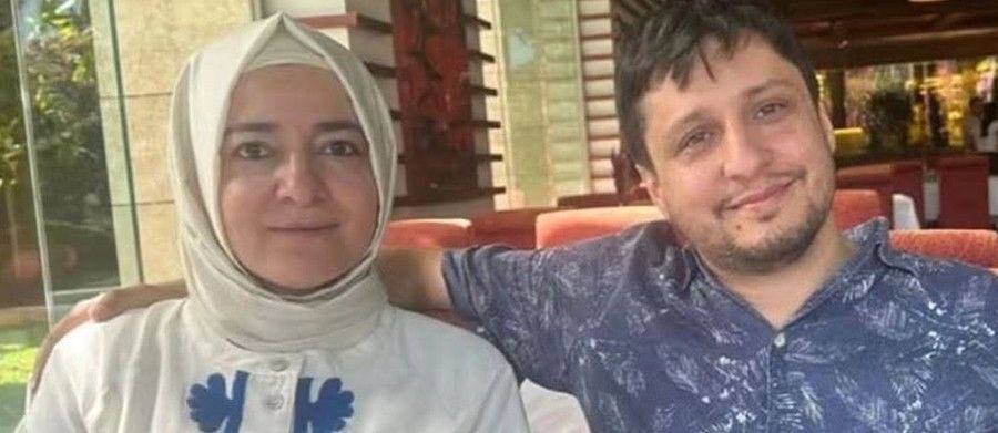 frekanstr_'s tweet photo. Fatma Betül Sayan Kaya’nın 2 milyar TL’yi iade ettiği iddiaları yalanlandı.

İsmail Saymaz, adli kaynaklara dayandırdığı haberine göre şunları söyledi:

“Fatma Betül Sayan Kaya parayı geri ödemedi. Eşi de böyle bir parayı ödemedi. 

Adalet Bakanlığı kaynakları diyor ki: ‘Biz mal varlığına tedbir koyduk. Nasıl ödeyecek, nereye ödeyecek?

Yani Tera'ya mı gidip ödeyecek, gelip hazineye mi ödeyecek, bize mi ödeyecek, nereye ödeyecek? Böyle bir alan, kanal da yok.”