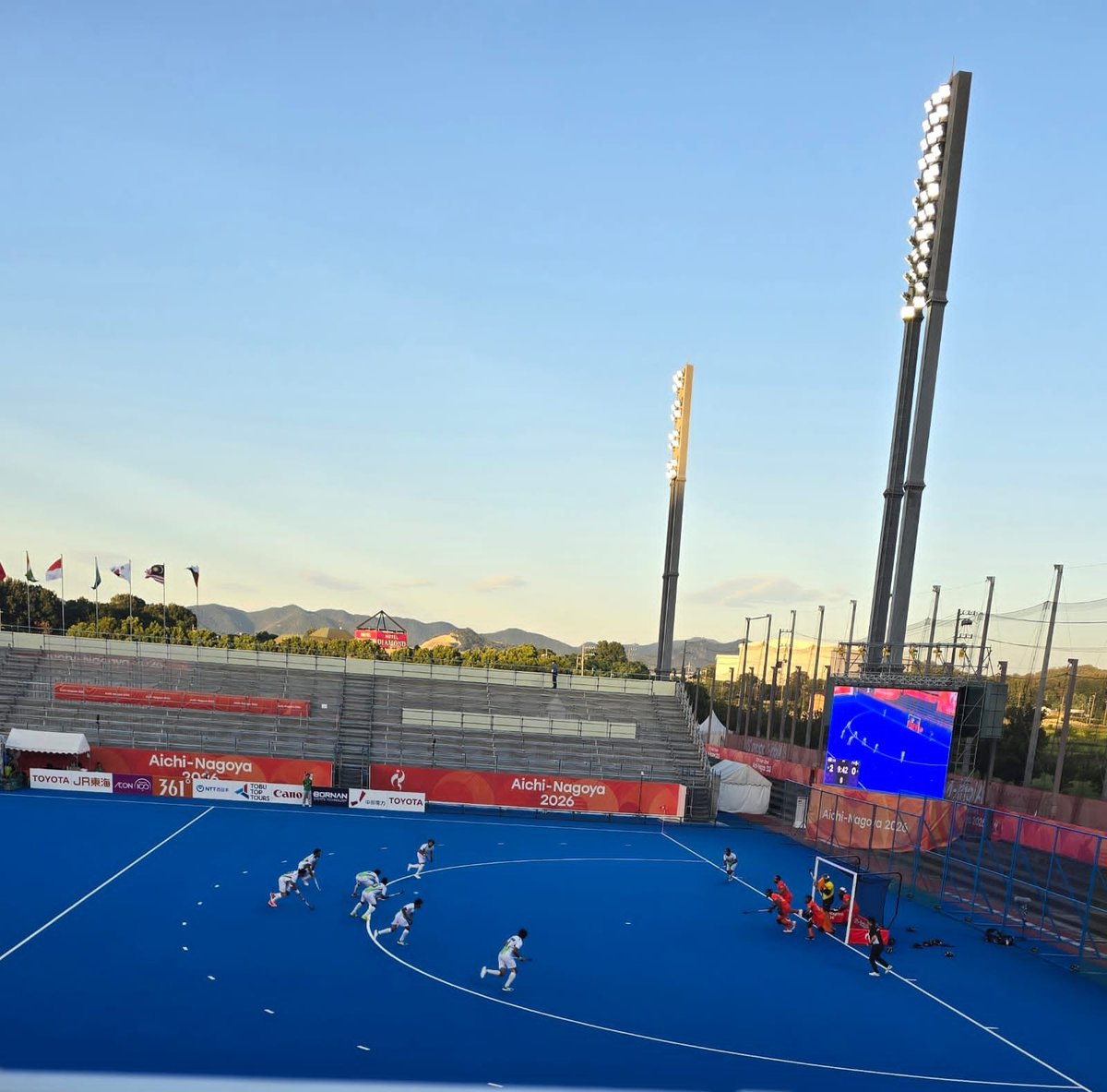 MisraSundeep's tweet photo. Q1
Two PC goals from Harmanpreet give India a 2-0 lead at the end of Q1 out of 7 penalty corners. India are looking active on the break, while Pakistan rely on counter-attacks trying for a surprise  finish. Pak had 3 PCs in the end. Rohidas ran them down.
Momentum firmly with India.

​Q2.
Shilanand Lakra reverse hit, Sukhjeet calmly taps in. 3-0.
The momentum was so heavily in India's favour that Harmanpreet popped up outside the Pakistani circle.
Pakistan had 3 PCs in Q2, scoring off the last with 35 seconds left on the clock.
It's 3-1 to India. Sets it up nicely for an exciting last two quarters.
#hockey #indvspak #asiangames