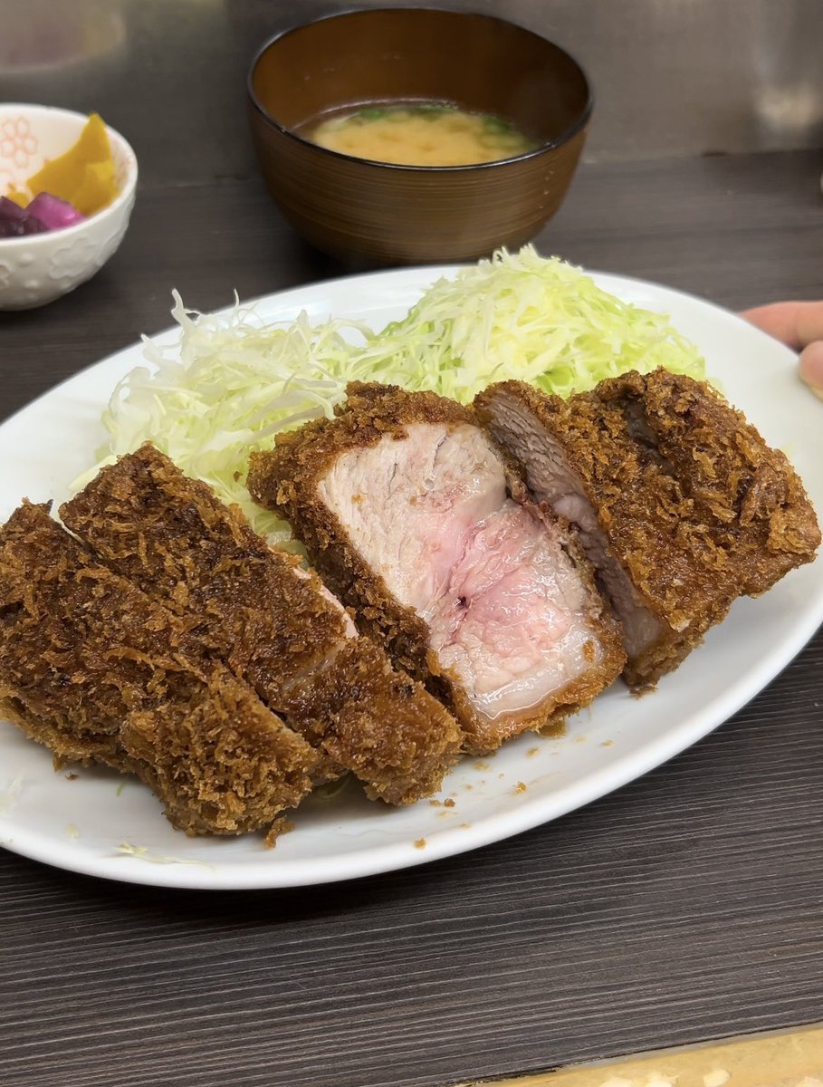 syuger0726's tweet photo. 上野の路地裏にあるデカ盛りとんかつ屋
分厚いロースカツ定食は満腹間違いなし https://t.co/frpfG5jWCX