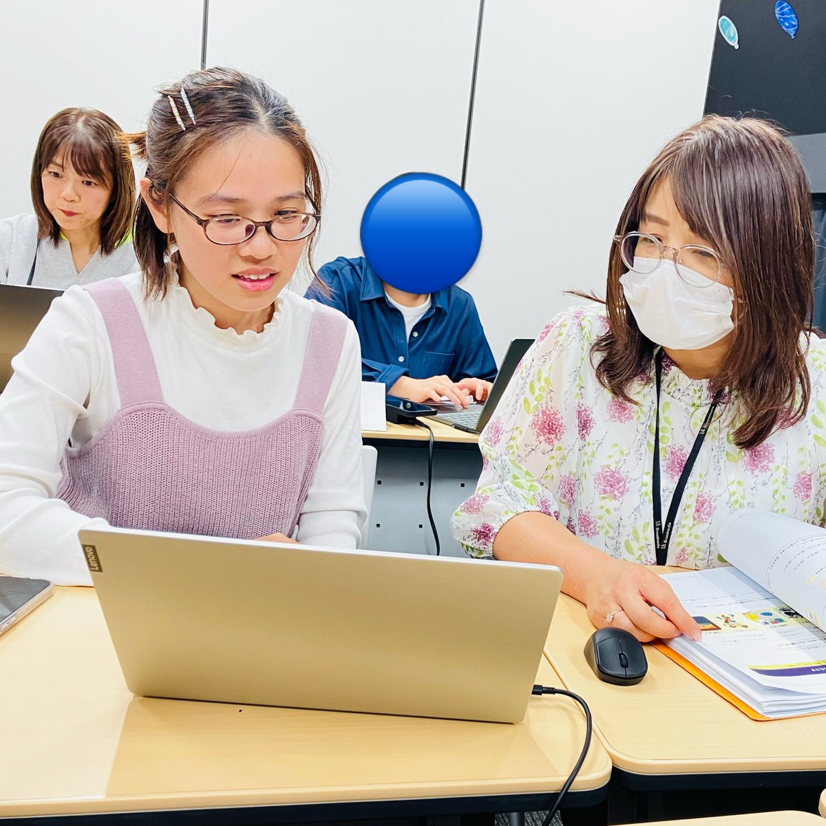 rune_nihongo's tweet photo. 🌸一人ひとりの教案を、しっかりチェック！🌸  実践研修科目は、1クラス最大7名の少人数制👩‍🏫✨  だからこそ、講師が一人ひとりの教案計画をじっくり確認します📖🔍  ✅ 教え方の方向性は合っている？ → 必要に応じて軌道修正🧭✨  ✅ もっと伝わりやすくするには？ → 教え方をアドバイス💡  ✅ 副教材や音声を使うときの注意点は？ → 授業での活用方法もしっかりチェック🎧📚  ✅ 学習者にとって難しい表現になっていない？ → 教師の発話に未習単語・未習文法がないかも確認👀💬  「この教案で大丈夫かな…？🤔」  そんな不安も、一人ひとりの教案を見てもらえる安心感があれば大丈夫🙆‍♀️💕  実際に教えるからこそ気づけること、 講師から直接アドバイスをもらえるからこそ伸ばせることがあります🌱✨  👩‍🏫充実した教育実習で、教師としての一歩を踏み出しませんか？🌈

#日本語教師