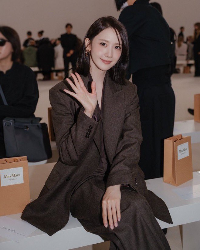LevoreMagazine's tweet photo. Lim Yoona emerged as the most-mentioned female K-pop star at Milan Fashion Week, with 0.7% of the overall media conversation. ✨

#LimYoona #Yoona #MilanFashionWeek #MFW #Kpop https://t.co/8w7GnBuklG