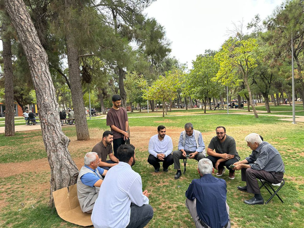 HurGenclik27's tweet photo. Gaziantep İl Gençlik Kolları olarak,
1 Ekim Dünya Yaşlılar Günü vesilesiyle parkta oturan kıymetli büyüklerimizi ziyaret edip hâl hatırlarını sorduk, hediyelerimizi takdim ettik.

İl Gençlik Kolları Başkanımız @Muhammedkiris27 değerli büyüklerimizle geçmişin tecrübelerini ve gelecek nesillerin yarınlarını konuştu.

Rabbim büyüklerimize sağlık, huzur ve bereketli ömürler nasip etsin. 🤲