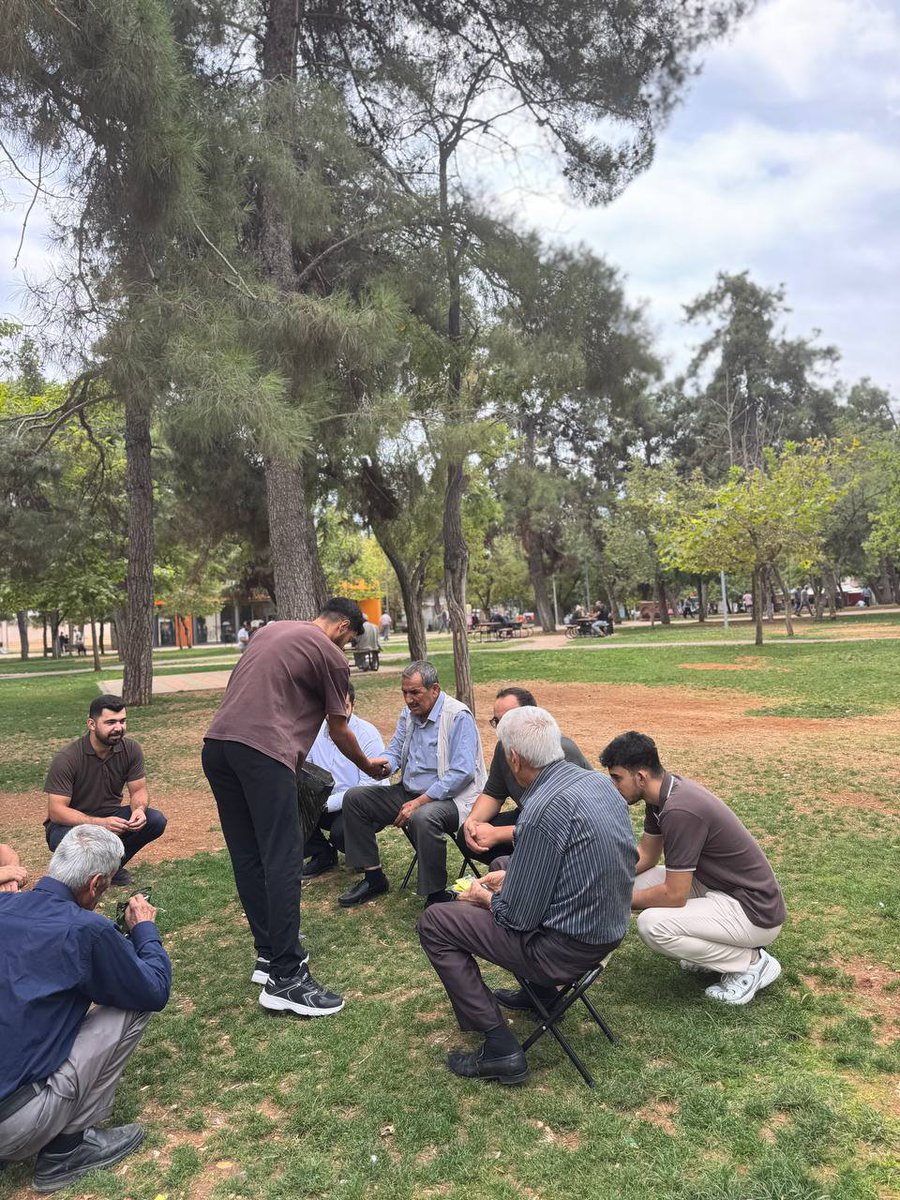 HurGenclik27's tweet photo. Gaziantep İl Gençlik Kolları olarak,
1 Ekim Dünya Yaşlılar Günü vesilesiyle parkta oturan kıymetli büyüklerimizi ziyaret edip hâl hatırlarını sorduk, hediyelerimizi takdim ettik.

İl Gençlik Kolları Başkanımız @Muhammedkiris27 değerli büyüklerimizle geçmişin tecrübelerini ve gelecek nesillerin yarınlarını konuştu.

Rabbim büyüklerimize sağlık, huzur ve bereketli ömürler nasip etsin. 🤲
