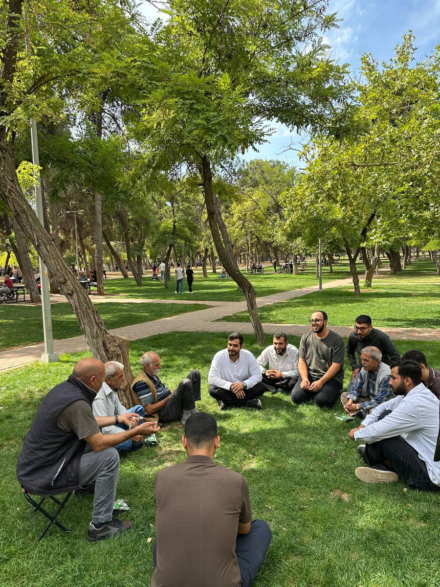 HurGenclik27's tweet photo. Gaziantep İl Gençlik Kolları olarak,
1 Ekim Dünya Yaşlılar Günü vesilesiyle parkta oturan kıymetli büyüklerimizi ziyaret edip hâl hatırlarını sorduk, hediyelerimizi takdim ettik.

İl Gençlik Kolları Başkanımız @Muhammedkiris27 değerli büyüklerimizle geçmişin tecrübelerini ve gelecek nesillerin yarınlarını konuştu.

Rabbim büyüklerimize sağlık, huzur ve bereketli ömürler nasip etsin. 🤲
