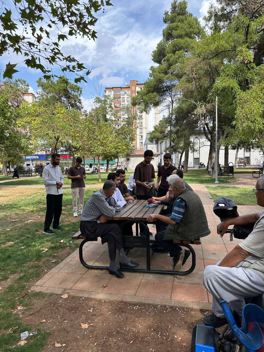 HurGenclik27's tweet photo. Gaziantep İl Gençlik Kolları olarak,
1 Ekim Dünya Yaşlılar Günü vesilesiyle parkta oturan kıymetli büyüklerimizi ziyaret edip hâl hatırlarını sorduk, hediyelerimizi takdim ettik.

İl Gençlik Kolları Başkanımız @Muhammedkiris27 değerli büyüklerimizle geçmişin tecrübelerini ve gelecek nesillerin yarınlarını konuştu.

Rabbim büyüklerimize sağlık, huzur ve bereketli ömürler nasip etsin. 🤲