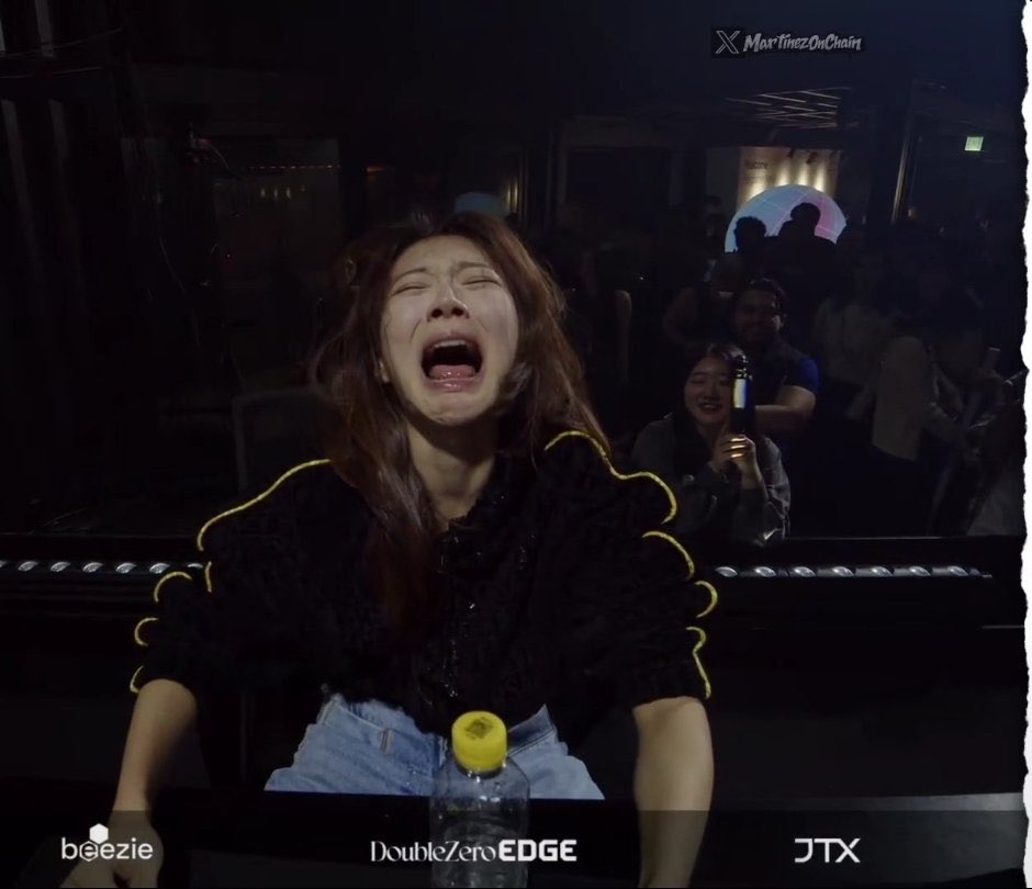 juliadziesinska's tweet photo. this is Jadoodoo (자두두)

> korean futures streamer sitting on 200k+ youtube

> real name reportedly park jin-hee

> famous for nuking accounts on cam and crashing out about it

> entered the frontier traders seoul showdown during korea blockchain week

> got through the early rounds and finished round 2 first at almost +$40k

> semifinal: longed $NEAR and locked about $40k while the room watched

> feet on desk celebration while the chart was still printing

> won her semi and was set against Saewoo in the final

> led early… then the book flipped and the account went red

> cried on stage, hit the table, then walked off

> lost the final and finished runner-up

> Saewoo took the london seat

> clips of the $40k celebration and the breakdown both went viral the same night

> people launched $JADOODOO tokens

didn’t win the competition
but definitely won the timeline
and a whole lot of new fans