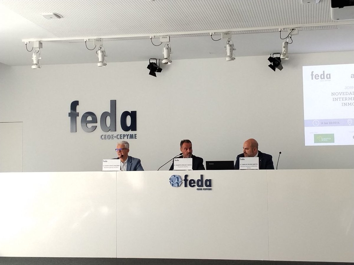 EmpresariosFEDA's tweet photo. El secretario general de #FEDA, Vicente García Martínez, el presidente de la Asociación de Gestores Inmobiliarios de la Provincia de Albacete #AGIPAL, José Joaquín García Serrano, y el director territorial de @eurocajarural en Albacete, Carlos Prior García, abren la jornada sobre las novedades en la intermediación inmobiliaria.
El sector inmobiliario español afronta una etapa de importantes transformaciones derivadas de los cambios normativos, la creciente dificultad de acceso a la vivienda y la necesidad de adaptarse a un mercado cada vez más exigente. En este contexto, la intermediación inmobiliaria desempeña un papel fundamental para garantizar la transparencia, la seguridad jurídica y la profesionalización de la actividad.
Con el objetivo de analizar estos retos y oportunidades, esta jornada técnica reúne hoy en #FEDA a expertos y profesionales que abordan las principales novedades legislativas que afectan al sector, la situación actual de la vivienda en España y las tendencias que marcarán su evolución futura. Un espacio de reflexión y debate para compartir conocimientos y contribuir al fortalecimiento de una actividad clave para el desarrollo económico y social.
#FEDAAsociaciones