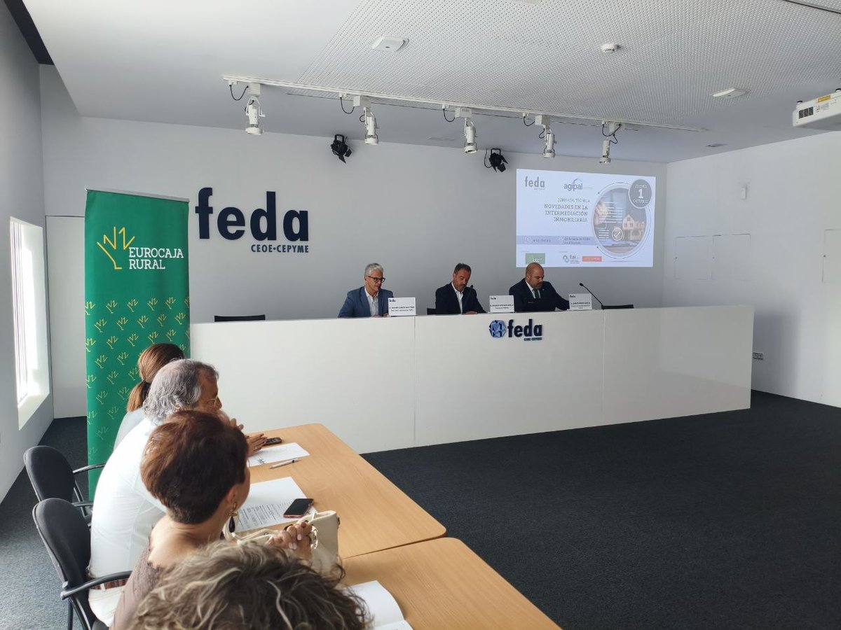 EmpresariosFEDA's tweet photo. El secretario general de #FEDA, Vicente García Martínez, el presidente de la Asociación de Gestores Inmobiliarios de la Provincia de Albacete #AGIPAL, José Joaquín García Serrano, y el director territorial de @eurocajarural en Albacete, Carlos Prior García, abren la jornada sobre las novedades en la intermediación inmobiliaria.
El sector inmobiliario español afronta una etapa de importantes transformaciones derivadas de los cambios normativos, la creciente dificultad de acceso a la vivienda y la necesidad de adaptarse a un mercado cada vez más exigente. En este contexto, la intermediación inmobiliaria desempeña un papel fundamental para garantizar la transparencia, la seguridad jurídica y la profesionalización de la actividad.
Con el objetivo de analizar estos retos y oportunidades, esta jornada técnica reúne hoy en #FEDA a expertos y profesionales que abordan las principales novedades legislativas que afectan al sector, la situación actual de la vivienda en España y las tendencias que marcarán su evolución futura. Un espacio de reflexión y debate para compartir conocimientos y contribuir al fortalecimiento de una actividad clave para el desarrollo económico y social.
#FEDAAsociaciones
