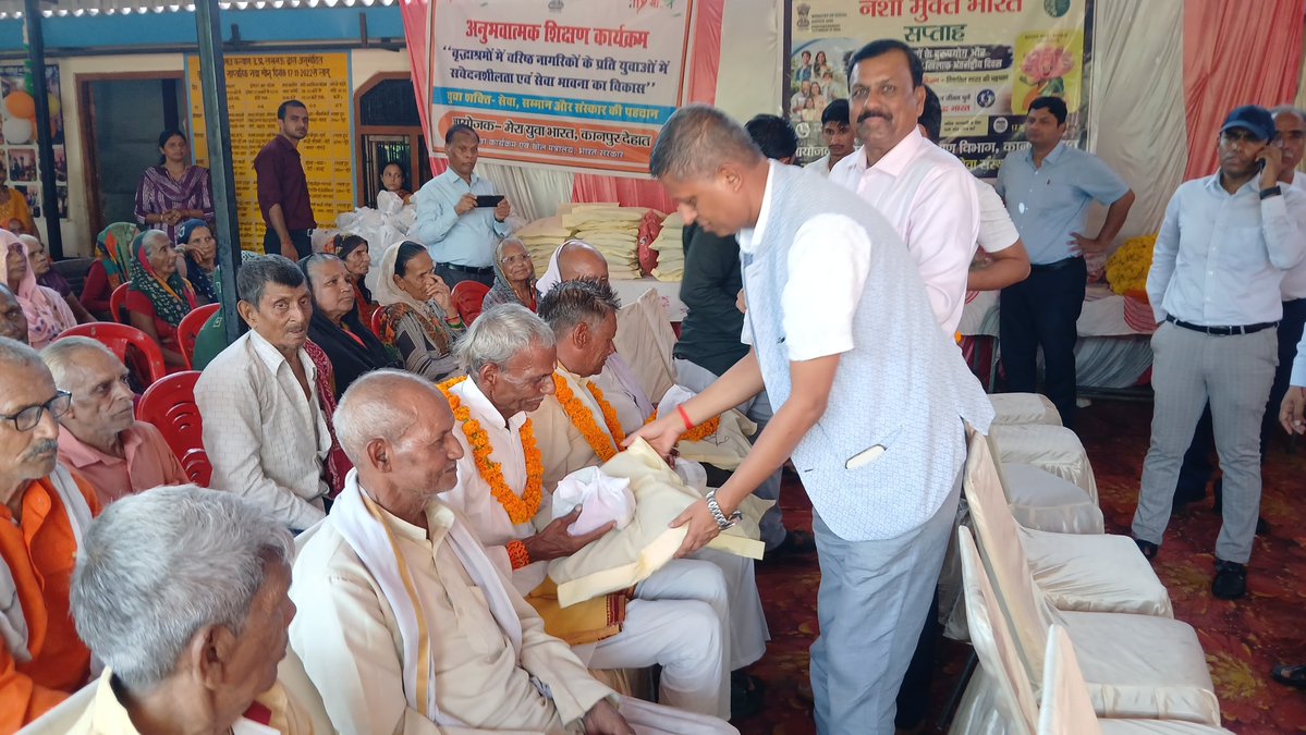 DMKanpurDehat's tweet photo. अंतर्राष्ट्रीय वृद्धजन दिवस के अवसर पर जिलाधिकारी श्री कपिल सिंह व मुख्य विकास अधिकारी ने समाज कल्याण विभाग द्वारा संचालित वृद्ध आश्रम, रनिया पहुंचकर वृद्धजनों से आत्मीय संवाद किया। वृद्धजनों को अंगवस्त्र,मिष्ठान एवं फल वितरित कर सम्मान किया, उनका हाल-चाल जाना तथा उनके स्वस्थ एवं सुखमय जीवन की कामना कर, वृद्धजनों का आशीर्वाद प्राप्त किया।
@CMOfficeUP @spgoyal @ChiefSecyUP @sanjaychapps1 @InfoDeptUP
