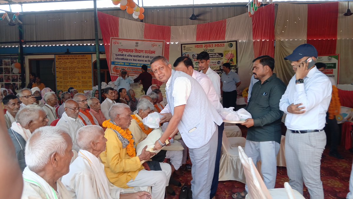DMKanpurDehat's tweet photo. अंतर्राष्ट्रीय वृद्धजन दिवस के अवसर पर जिलाधिकारी श्री कपिल सिंह व मुख्य विकास अधिकारी ने समाज कल्याण विभाग द्वारा संचालित वृद्ध आश्रम, रनिया पहुंचकर वृद्धजनों से आत्मीय संवाद किया। वृद्धजनों को अंगवस्त्र,मिष्ठान एवं फल वितरित कर सम्मान किया, उनका हाल-चाल जाना तथा उनके स्वस्थ एवं सुखमय जीवन की कामना कर, वृद्धजनों का आशीर्वाद प्राप्त किया।
@CMOfficeUP @spgoyal @ChiefSecyUP @sanjaychapps1 @InfoDeptUP