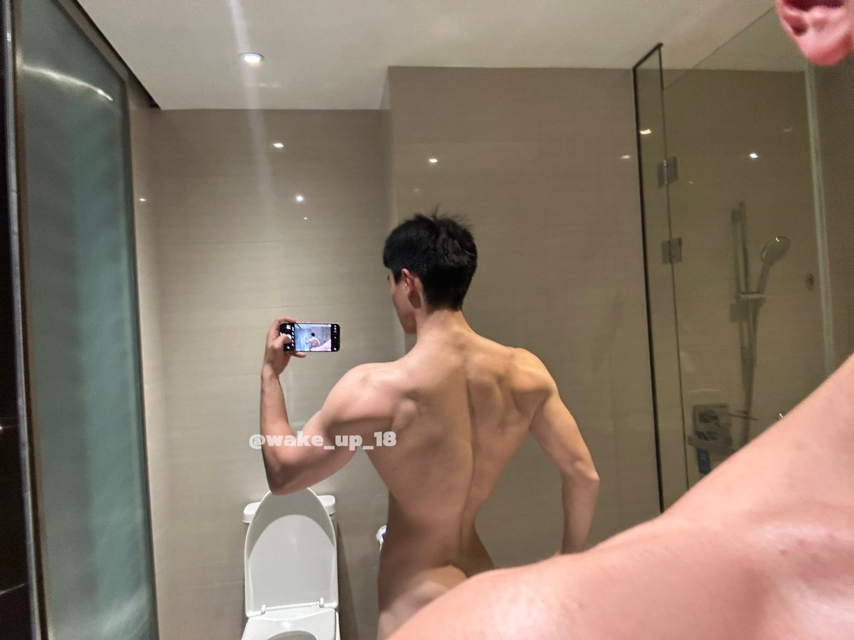 wake_up_18's tweet photo. 展一下背，屁股怎么这么翘…… https://t.co/BmGONtgG6D