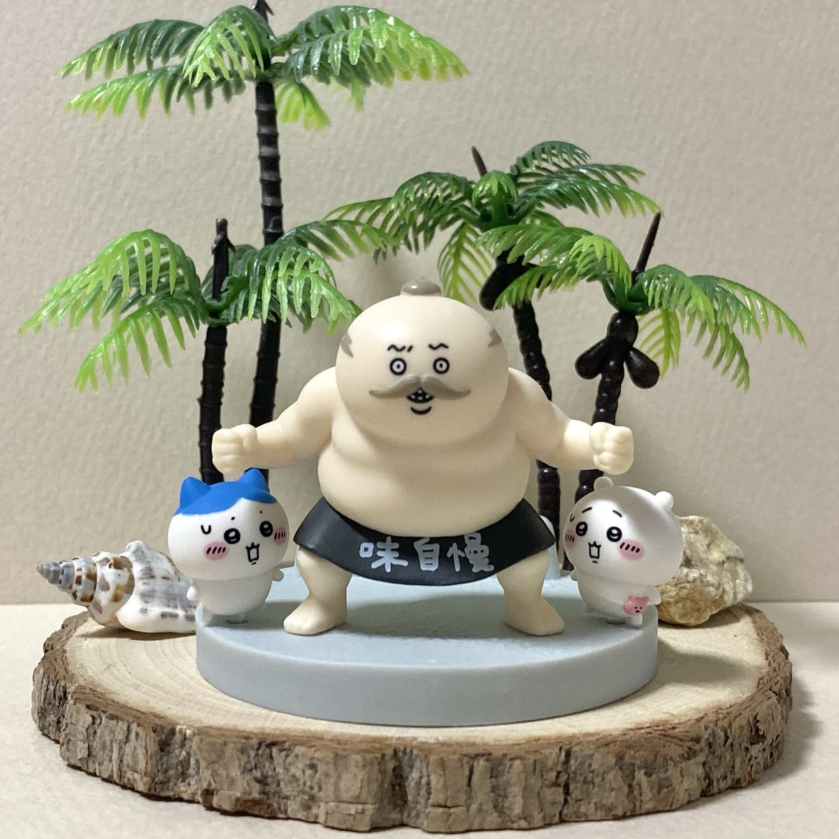 Tartsandtea2227's tweet photo. デスクトップフィギュア出会えた〜！！

セイレーンのセットはプリズンフィギュア（檻を外して使用）

ココナッツはSとMサイズ使用
これサイズ2種類あること忘れてた！

#ちいかわ 
#ジオラマ https://t.co/ddqzl56Mxl