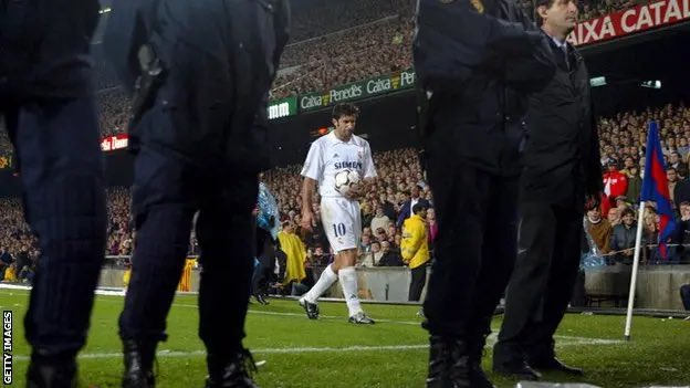 klyczki's tweet photo. Luis Figo returned to Camp Nou with Real Madrid on 23 November 2002.

Every corner brought a rain of objects from the stands.

Then came the image that defined his transfer forever: a pig’s head near the corner flag 🐷

#figo #RealMadrid #Barcelona #ElClasico https://t.co/8O1MSMoVVI