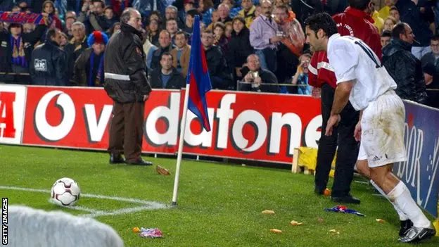 klyczki's tweet photo. Luis Figo returned to Camp Nou with Real Madrid on 23 November 2002.

Every corner brought a rain of objects from the stands.

Then came the image that defined his transfer forever: a pig’s head near the corner flag 🐷

#figo #RealMadrid #Barcelona #ElClasico https://t.co/8O1MSMoVVI
