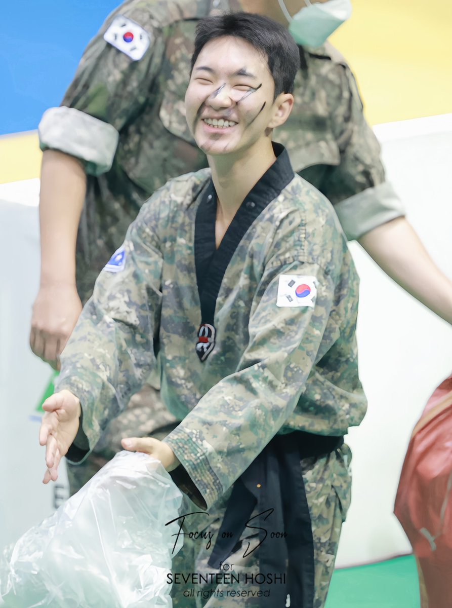 focus_on_soon's tweet photo. 내가 보고싶어서 올리는 순영이 추억사진!

오늘부터 시작하는 군문화축제 비록 참여는 못하지만 아쉬움을 뒤로하고 쉬면서 재활준비를 하고 있을 너에게...아파하지말고 아쉬워하지 말라고 이야기해주고 싶고, 사진처럼 티없이 맑게 웃는 너의 모습이 너무 사랑스럽고 보고싶다고 이야기해주고 싶어~ https://t.co/yjiVOTVJHN