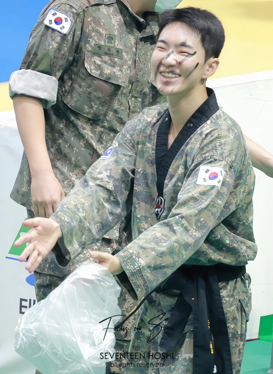 focus_on_soon's tweet photo. 내가 보고싶어서 올리는 순영이 추억사진!

오늘부터 시작하는 군문화축제 비록 참여는 못하지만 아쉬움을 뒤로하고 쉬면서 재활준비를 하고 있을 너에게...아파하지말고 아쉬워하지 말라고 이야기해주고 싶고, 사진처럼 티없이 맑게 웃는 너의 모습이 너무 사랑스럽고 보고싶다고 이야기해주고 싶어~ https://t.co/yjiVOTVJHN