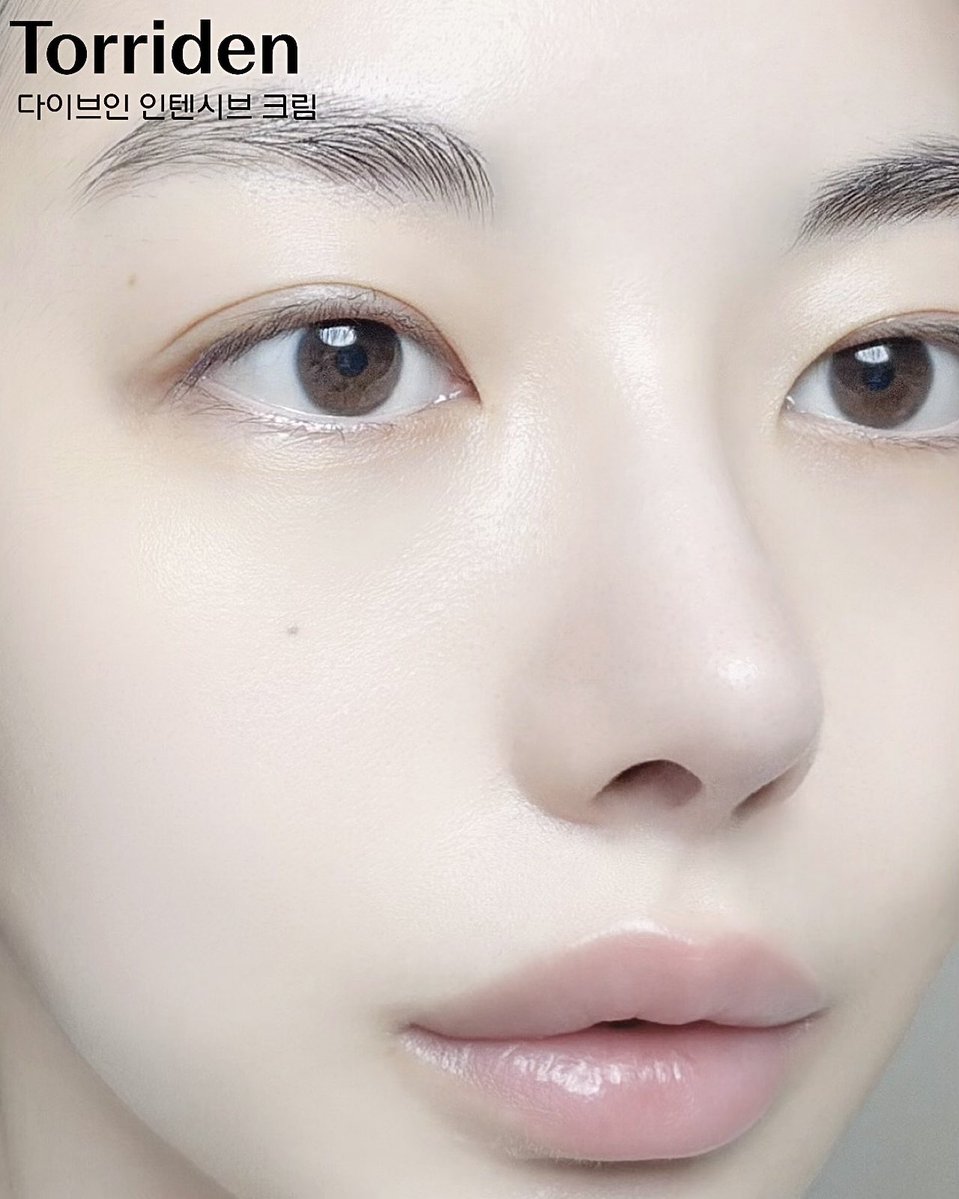 only1intheearth's tweet photo. #광고 #RT이벤트
수분 맛집 토리든 다이브인 라인에서 대박 신상 등장... (feat. 수부지의 구원자) 
⭐️수분∙장벽∙탄력까지 케어해주는 신상 장벽 케어 라인 
New <다이브인 인텐시브 크림 & 크림 랩핑 마스���> 출시⭐️

#RT 추첨 3분께 토리든 다이브인 인텐시브 크림 보내드릴게요👼🏼🩵 (당발 10/25)

장벽 크림만 시도해 보기를 nn번째… 지성·수부지·민감성이라 맞는 장벽 크림 찾기 힘들었던 분들.. 드디어 정착지 찾았습니다🥹✨

장벽 크림 하면 떠오르는 무거움, 유분기, 아침 메이크업 밀림 현상이 전혀 없었어요. 피부에 닿으면 촉촉하고 산뜻하게 빠르게 흡수되니까, 아침저녁으로 매일 부담 없이 보습 장벽 관리하기 너무 좋았습니다🩵

피부에 유효하게 작욘하는 영국산 고순도 D-판테놀 5%와 45,000개 판테놀 캡슐, 그리고 토리든만의 5D 히알루론산+EGF 조합으로 피부 컨디션이 확실히 좋아지고, 피부를 속부터 탄탄하게 케어해 주는 느낌!

👉🏻기름지지 않고 산뜻촉촉한 레전드 장벽 크림 찾으셨다면 꼭 사용해 보세요! !!! !!!! (��발)