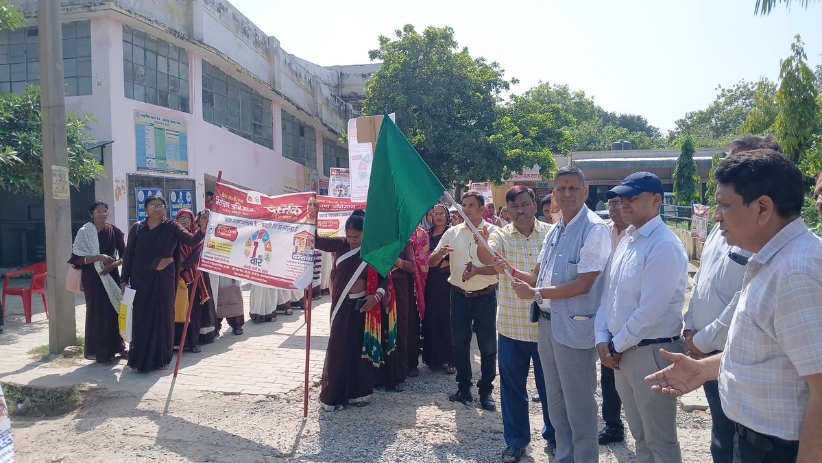 DMKanpurDehat's tweet photo. जिलाधिकारी/जिला मजिस्ट्रेट श्री कपिल सिंह द्वारा मुख्य विकास अधिकारी, मुख्य चिकित्सा अधिकारी की उपस्थिति में सामुदायिक स्वास्थ्य केंद्र अकबरपुर से विशेष संचारी रोग नियंत्रण अभियान रैली को हरी झंडी दिखाकर अभियान का शुभारंभ किया गया। 
जनपद में संचारी रोग नियंत्रण अभियान 01 से 31 अक्टूबर 2026 तक तथा दस्तक अभियान 12 से 31अक्टूबर 2026 तक संचालित होगा। इस दौरान आशा व आंगनबाड़ी घर-घर जाकर लोगों को डेंगू, मलेरिया, चिकुनगुनिया व दिमागी बुखार जैसी बीमारियों से बचाव के लिए स्वच्छता, जलजमाव रोकथाम, मच्छरदानी के प्रयोग व नियमित टीकाकरण के प्रति लोगों को जागरूक करेंगी। अभियान के तहत विभागों के समन्वय से साफ-सफाई, झाड़ियों की कटाई, नालियों की सफाई, एंटी लार्वा छिड़काव व फॉगिंग जैसी गतिविधियां नगरीय एवं ग्रामीण क्षेत्रों में की जाएंगी।
@CMOfficeUP @spgoyal @ChiefSecyUP @sanjaychapps1 @InfoDeptUP