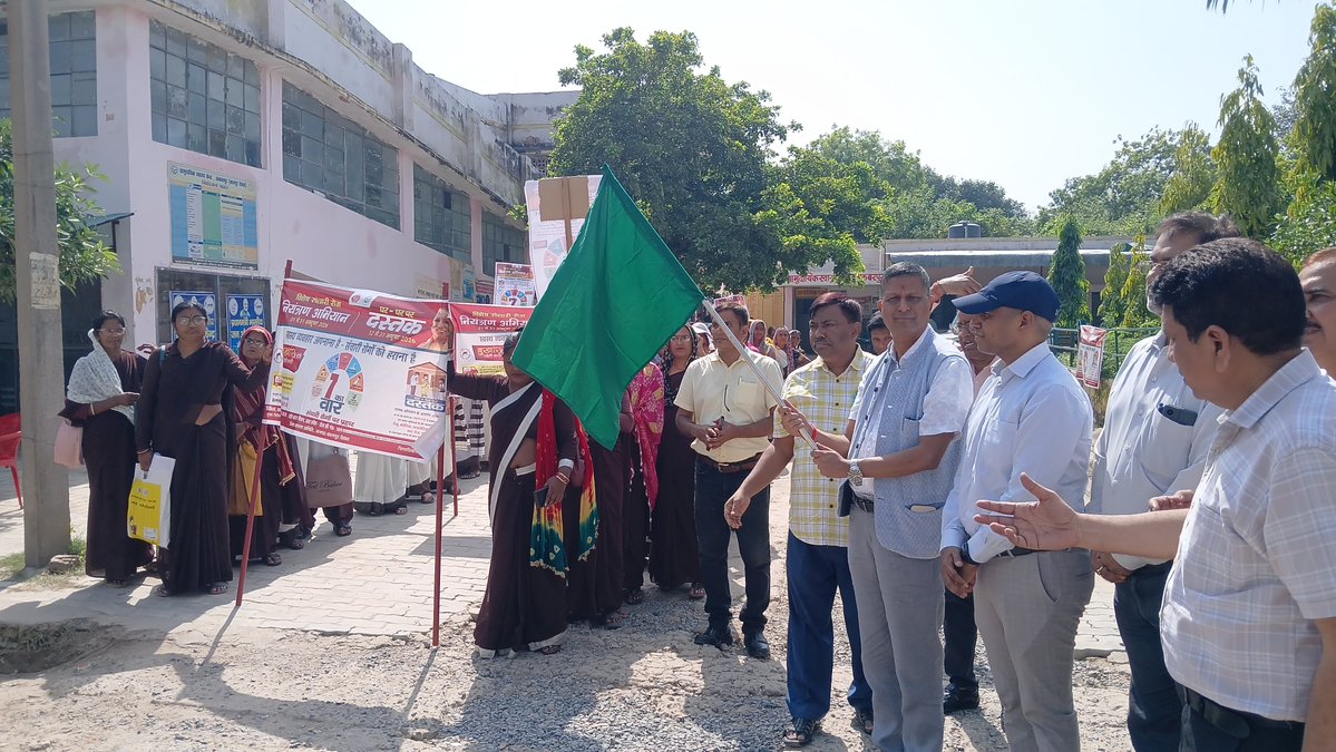 DMKanpurDehat's tweet photo. जिलाधिकारी/जिला मजिस्ट्रेट श्री कपिल सिंह द्वारा मुख्य विकास अधिकारी, मुख्य चिकित्सा अधिकारी की उपस्थिति में सामुदायिक स्वास्थ्य केंद्र अकबरपुर से विशेष संचारी रोग नियंत्रण अभियान रैली को हरी झंडी दिखाकर अभियान का शुभारंभ किया गया। 
जनपद में संचारी रोग नियंत्रण अभियान 01 से 31 अक्टूबर 2026 तक तथा दस्तक अभियान 12 से 31अक्टूबर 2026 तक संचालित होगा। इस दौरान आशा व आंगनबाड़ी घर-घर जाकर लोगों को डेंगू, मलेरिया, चिकुनगुनिया व दिमागी बुखार जैसी बीमारियों से बचाव के लिए स्वच्छता, जलजमाव रोकथाम, मच्छरदानी के प्रयोग व नियमित टीकाकरण के प्रति लोगों को जागरूक करेंगी। अभियान के तहत विभागों के समन्वय से साफ-सफाई, झाड़ियों की कटाई, नालियों की सफाई, एंटी लार्वा छिड़काव व फॉगिंग जैसी गतिविधियां नगरीय एवं ग्रामीण क्षेत्रों में की जाएंगी।
@CMOfficeUP @spgoyal @ChiefSecyUP @sanjaychapps1 @InfoDeptUP