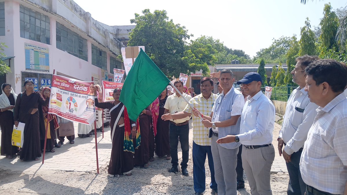 DMKanpurDehat's tweet photo. जिलाधिकारी/जिला मजिस्ट्रेट श्री कपिल सिंह द्वारा मुख्य विकास अधिकारी, मुख्य चिकित्सा अधिकारी की उपस्थिति में सामुदायिक स्वास्थ्य केंद्र अकबरपुर से विशेष संचारी रोग नियंत्रण अभियान रैली को हरी झंडी दिखाकर अभियान का शुभारंभ किया गया। 
जनपद में संचारी रोग नियंत्रण अभियान 01 से 31 अक्टूबर 2026 तक तथा दस्तक अभियान 12 से 31अक्टूबर 2026 तक संचालित होगा। इस दौरान आशा व आंगनबाड़ी घर-घर जाकर लोगों को डेंगू, मलेरिया, चिकुनगुनिया व दिमागी बुखार जैसी बीमारियों से बचाव के लिए स्वच्छता, जलजमाव रोकथाम, मच्छरदानी के प्रयोग व नियमित टीकाकरण के प्रति लोगों को जागरूक करेंगी। अभियान के तहत विभागों के समन्वय से साफ-सफाई, झाड़ियों की कटाई, नालियों की सफाई, एंटी लार्वा छिड़काव व फॉगिंग जैसी गतिविधियां नगरीय एवं ग्रामीण क्षेत्रों में की जाएंगी।
@CMOfficeUP @spgoyal @ChiefSecyUP @sanjaychapps1 @InfoDeptUP