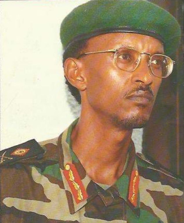 dr_dash250's tweet photo. Afande Kagame Yaje kurugamba Afite Agakapu Karimo Amafaranga//Abamuhigaga Arabacika.

Operation Yambere Yakoze Nk'umuntu Uyobeye Urugamba muri 1990.

Ujya wumva ko President Kagame yaje kurugamba ibintu bigahinduka, gusa kugera kurugamba byamusabye amayeri menshi. Yari yarashizwe kuri list ko ashakishwa n’Ababiligi, Abafaransa utaretse leta y’u Rwanda yicyo gihe

Hari ibintu biteye amatsiko abantu bibaza, Kuki ariwe wabaye umuyobozi? Kuki atatangiranye nabandi? akigera kurugamba yakiriwe ate? Yavuye muri America gute? Nibindi nibindi

Ibi nibintu nzajya mbasangiza hano nkuko nsanzwe mbikora.

Afande akigera kurugamba yasanze abasirikare batatanye, abenshi barishwe, morale yarashize. RPA ikinjira Kagitumba, barwanaga intambara yo guhangana na FAR (conventional war), kandi FAR yarushaga Inkotanyi imbaraga. FAR yabarushaga abasirikare benshi ndetse n’ibikoresho bya gisirikare byinshi. 

Kurwana conventional war mu Mutara nukuntu harambuye urushwa ibi byose mvuze, ukarwana n’umuntu ufite za brende n’indege! Barasaga inkotanyi bazireba. Niyompamvu abasirikare ba RPA batabarutse cyane muminsi 20 yambere y’urugamba

Afande Kagame ubusanzwe yari umwe mubateguye urugamba mbere yuko rutangira muri 90. President Museveni yaketse ko we na Afande Fred bafite gahunda yo kuzataha mu Rwanda uko byagenda kose, maze muri 1989 yohereza Majoro Kagame kwiga muri America muburyo bwo kumutandukanta na Afande Fred

Gusa kuva yagenda ntamunsi batavuganaga bapanga urugamba. Umunsi urugamba rwagombaga gutangirira, President Kagame nawe yagombaga guhita aza agasanga abandi kurugamba. 
RPA yambutse ntibongeye kuvugana Afande Fred yatabarutse kumunsi wa 2 w’urugamba President Kagame abimenya aruko yatumye umuntu wari Uganda ashaka amakuru arayamuha 

Urugamba rutangiye yahise atangira kuzinga ari nako areba ko ntamwenda afitiye ishuri. 
Ibi yabikoraga arinako yiga amayeri y’ukuntu azagaruka mu Rwanda dore ko yari muri America nku musirikare wari uvuye Uganda.

Muri icyo gihe yavuganye n’abanyamuryango ba RPF ndetse banamuha amafaranga yagombaga gutwara akazakoreshwa murugamba. Amafaranga yayafatiye London  munzira aza kurugamba

Kuva America ajya kurugamba, byamusabye ubundi bwenge budasanzwe, icyo gihe muri Ethiopia hari akavuye kubera intambara. 

Yaje afite ibikoresho bike byagisirikare byari koroha kumufunga hakiyongeraho ababiligi na Bafaransa bamushakaga kuko bari baziko azajya mu Rwanda kandi leta y’u Rwanda yavugaga ko yafatwa. Ibi nabyo tuzabireberera hamwe. Gusa yaje kugera kurugamba ndetse nayo mafaranga arayazana akoreshwa n’inkotanyi

Afande akigera kurugamba hari amakuru yarafite ko basumbirijwe yahise agirwa umugabo mukuru kubera no mubusanzwe we na late Fred baravuganaga ikindi abasirikare bose bari bamuzi. Akiba umuyobozi yahise ahindura uburyo RPA yagombaga kurwana kugira ngo bahangane n'umwanzi wabarushaga imbaraga kure

Yatangije (guellira) uburyo murwana muri bake ariko umwanzi mukamutungura mumatsinda mato. Yahise apanga ukuntu umupaka wagatuna n’inkengero zaho hafatwa maze rugikubita yohereza intasi Gatuna ngo barebe uko harinzwe. Ntagitero yakoraga atabanje kuneka kugira ngo akumire imfu z’abasirikare be nokwihutisha ibitero. Yabanzaga kuneka aho ashaka kurasa akabona koherera ingabo ze

Ikipe yatumye gatuna yamuha raporo arayisesengura anakora inama n’abasirikare bakuru nyuma bemeza ya raporo y’ubutasi  ahita yohereza Batayo ya Task Force, iyobowe na Afande Dodo gutera Gatuna. Iki cyahise kiba igitero cya mbere Majoro Paul Kagame yaragabye

Gatuna yaririnzwe cyane, yakoze plan nziza yigitero, Gatuna iterwa hakoreshejwe udutero shuma. iki gitero cyatunguye FAR, bararaswa hagwa abasirikare bayo benshi abandi bafatwa mpiri, batwika ama kamyo yarimo ibigemurwa mu mahanga n'ibyinjiraga mu Rwanda ibi byakozwe ari nko gutanga ubutumwa kuri Habyarimana

Nyuma yo kurasa Gatuna abasirikare noneho bahise babona ko bagize umuyobozi, Morale ihita izamuka. 
Kuva ubwo Ntibaraneshwa✊🏿❤️🇷🇼