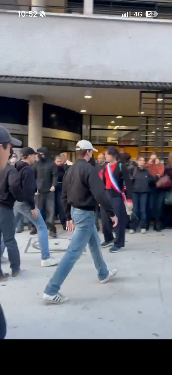 BenjChdt's tweet photo. @Frontieresmedia @CocardeEtud La tenue de petit na*i, fallait lui bz sa mère https://t.co/W9UTlTaKEd
