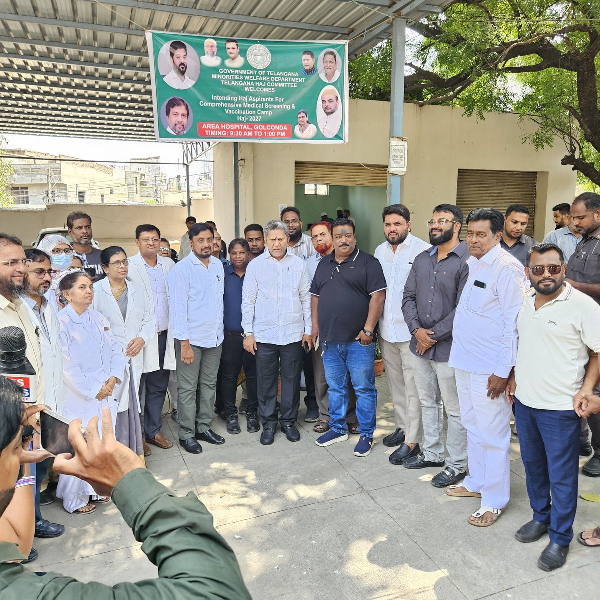 naseerCorpGhmc's tweet photo. On the instructions of AIMIM Chief Barrister @asadowaisi Sahab, today Karwan MLA Janab Kausar Mohiuddin Sahab, along with Ex-Corporators Mohammed Naseeruddin, Ameeruddin and Haroon Farhaan, and other MIM workers, visited the Area Hospital, Golconda.

During the visit, they (1/3) https://t.co/wOulgjB4a8