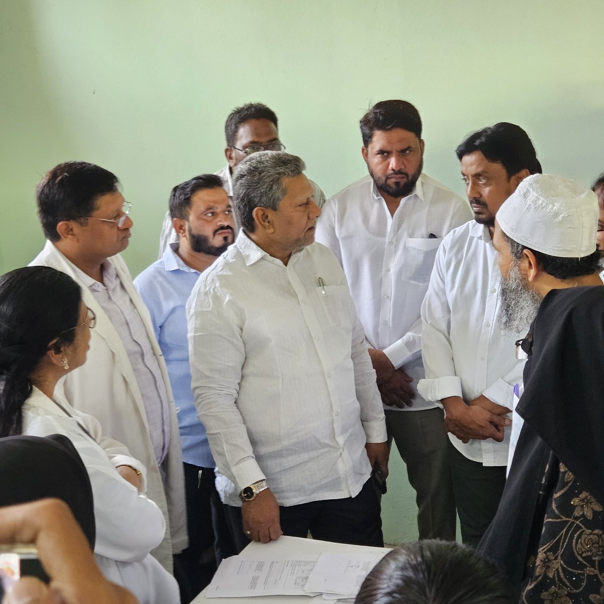 naseerCorpGhmc's tweet photo. On the instructions of AIMIM Chief Barrister @asadowaisi Sahab, today Karwan MLA Janab Kausar Mohiuddin Sahab, along with Ex-Corporators Mohammed Naseeruddin, Ameeruddin and Haroon Farhaan, and other MIM workers, visited the Area Hospital, Golconda.

During the visit, they (1/3) https://t.co/wOulgjB4a8