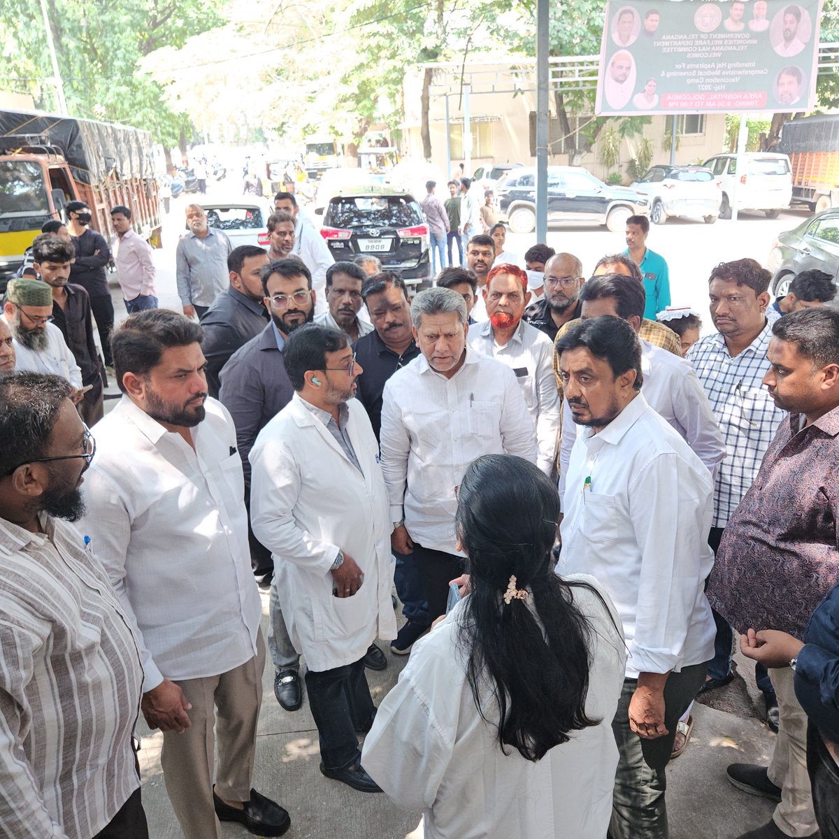 naseerCorpGhmc's tweet photo. On the instructions of AIMIM Chief Barrister @asadowaisi Sahab, today Karwan MLA Janab Kausar Mohiuddin Sahab, along with Ex-Corporators Mohammed Naseeruddin, Ameeruddin and Haroon Farhaan, and other MIM workers, visited the Area Hospital, Golconda.

During the visit, they (1/3) https://t.co/wOulgjB4a8