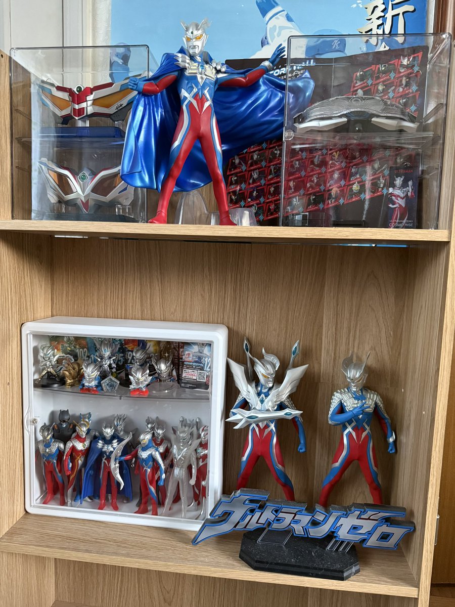 UTAufz's tweet photo. ダメだ、纏まらん！
棚もう1つ買うしかないか〜
この下にまだ 色々とある
#ウルトラマン
#ウルトラマンゼロ 
#推し活 https://t.co/qWUpipkGtv