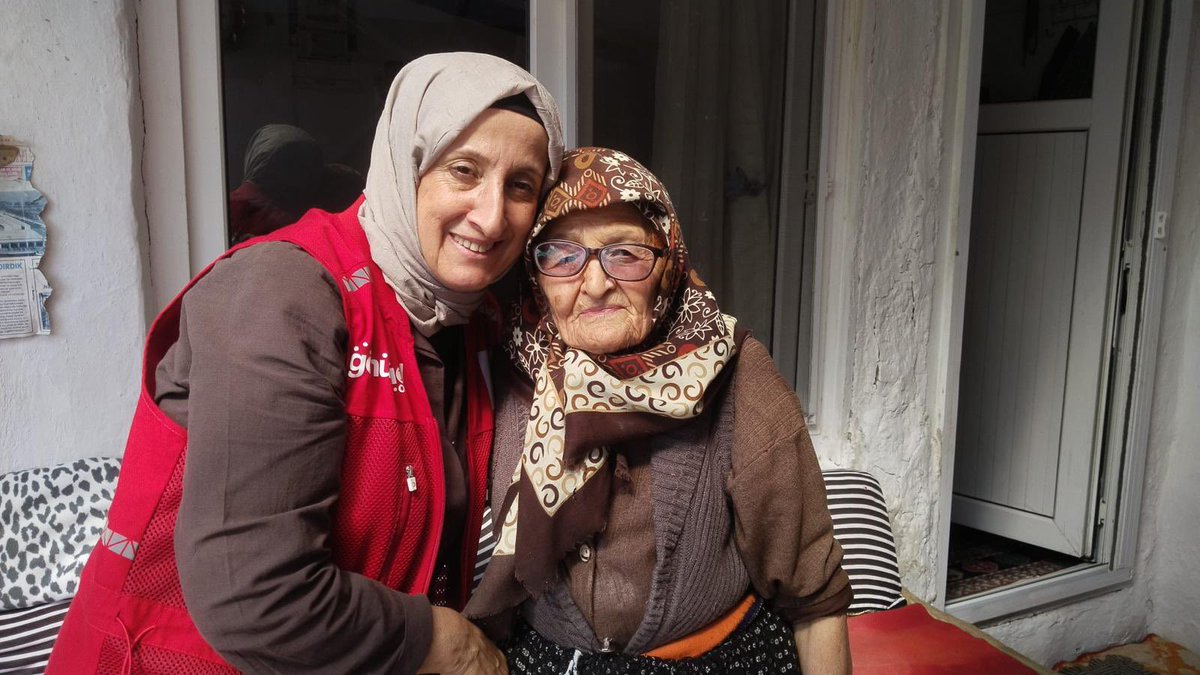 FatmaMericYlmaz's tweet photo. Bir ömrün biriktirdiği hatıralar, nasır tutmuş eller, yılların izini taşıyan yüzler… ❤️

Büyüklerimiz bizim dünümüz, bugünümüz ve yarına bıraktığımız en kıymetli mirasımız. Onların duası, bir tebessümü, anlattıkları bir hatıra bile hayatımıza değer katmaya yeter.

Türk Kızılay olarak aşevlerimizde kaynayan her tencereyle, gönüllülerimizin çaldığı her kapıyla yalnızca sofralarına değil, gönüllerine de misafir olmaya çalışıyoruz.

Çünkü biliyoruz ki bazen bir kap sıcak yemekten daha kıymetlisi, o yemeği uzatan el; bazen de bir insanın en büyük ihtiyacı, kendisini dinleyen bir yürektir.

İyi ki varsınız, iyi ki hayatımızdasınız. Ellerinizden öpüyoruz. 🌹

1 Ekim Dünya Yaşlılar Günü kutlu olsun.