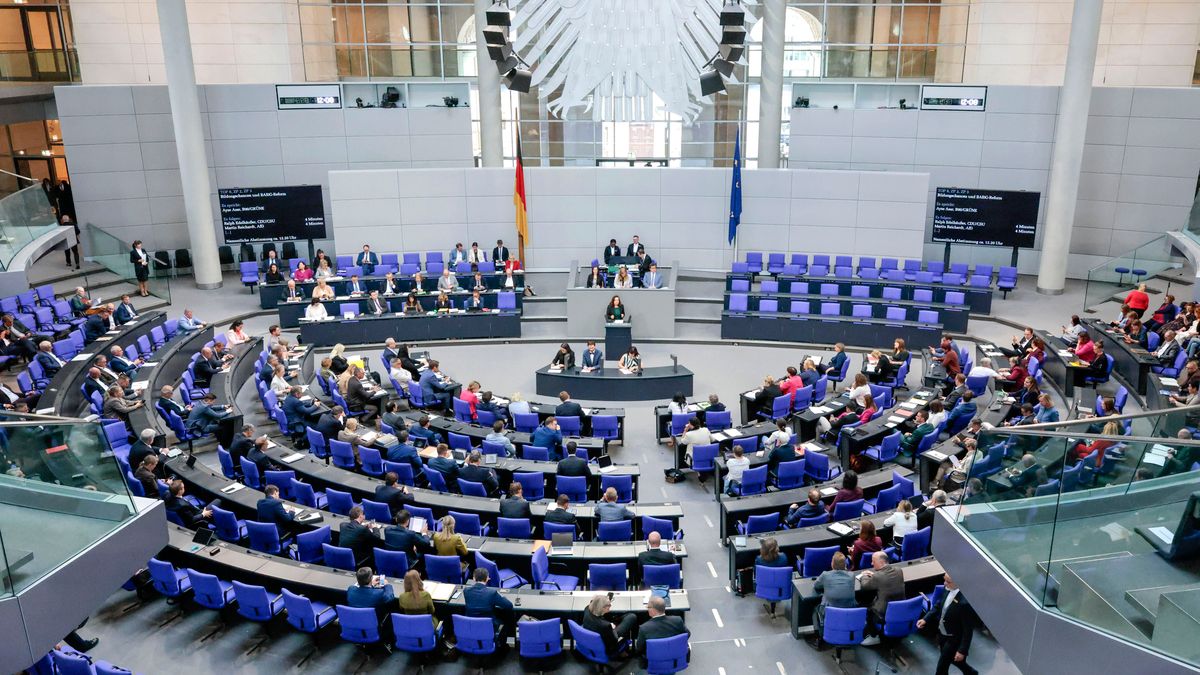 derspiegel's tweet photo. Die Koalition will eine erst kürzlich beschlossene Regelung zu Cannabis-Fertigmedikamenten wieder ändern. Ein Hersteller aus Bayern hätte besonders profitiert. Der SPIEGEL berichtete zuvor über Zweifel am Nutzen des Wirkstoffes. https://t.co/VNLu73nXNB