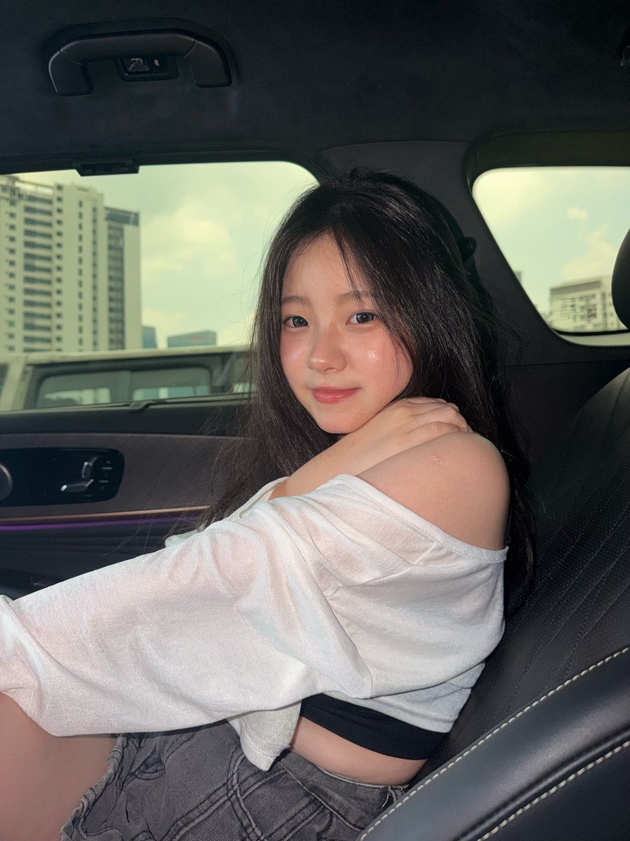 halowoshishuenn's tweet photo. 最近烟霾越来越严重了，dajia要���喝水💕😚 #马来西亚女孩 #中学生 https://t.co/ZwFYMSiFge