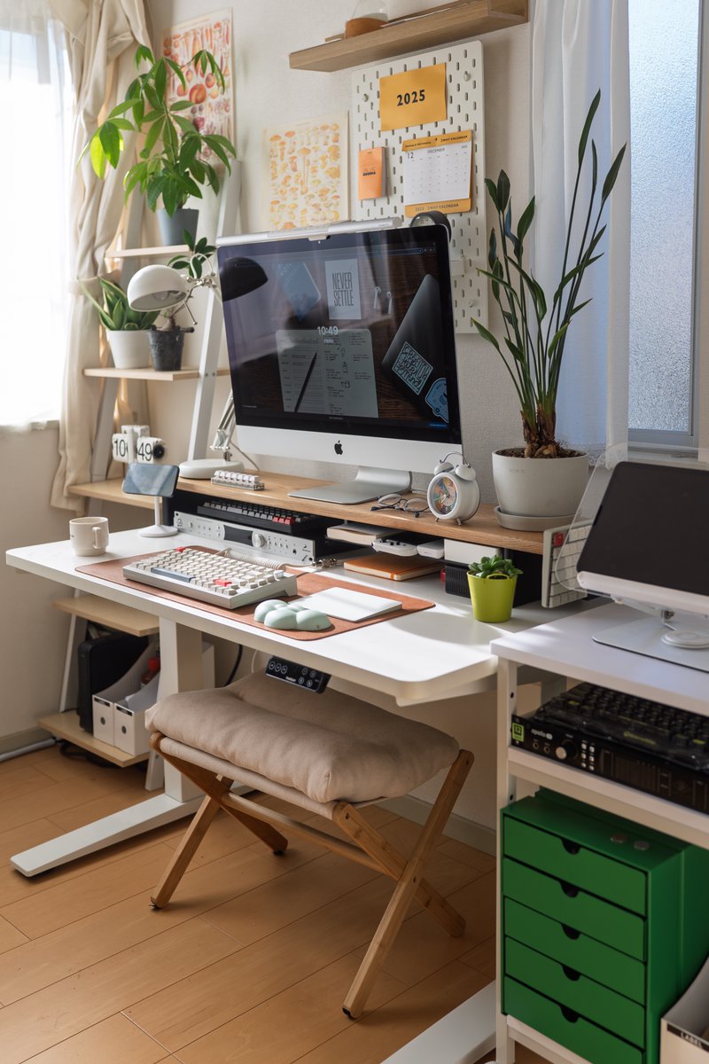 kazoo_desksetup's tweet photo. WORLD GADGETSさんのホワイトオーク版デスクシェルフ愛用中。デスクに高級感が出て好き。

シェルフが来る前はホワイトデスクと合うのか？が気がかりだったけど、FlexiSpot E7Hとも相性バッチリ。 https://t.co/ZoMM9E20dI