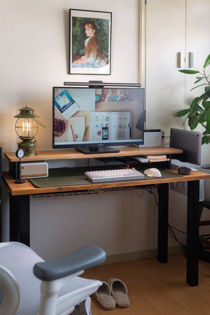 kazoo_desksetup's tweet photo. WORLD GADGETSさんのホワイトオーク版デスクシェルフ愛用中。デスクに高級感が出て好き。

シェルフが来る前はホワイトデスクと合うのか？が気がかりだったけど、FlexiSpot E7Hとも相性バッチリ。 https://t.co/ZoMM9E20dI