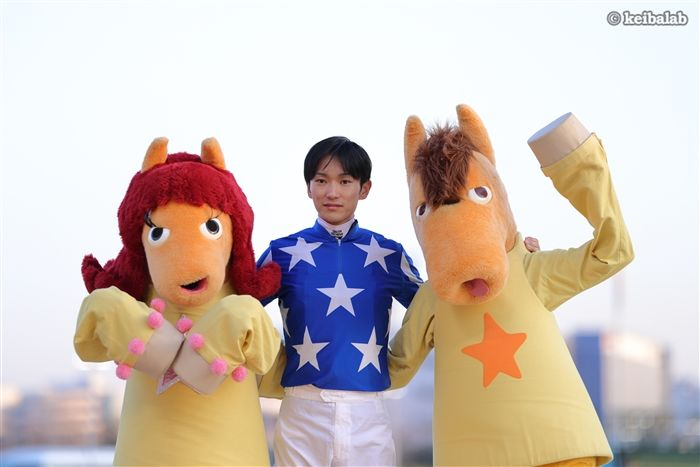 keibalab's tweet photo. 【指し示す先にある未来】
ジャパンダートクラシックで牡馬ダート三冠制覇を目指すフィンガーは、新たに坂井瑠星騎手とコンビを組むことが発表されました。

これまで全てのレースで手綱を取った戸崎圭太騎手はイッテラッシャイに騎乗。
#フィンガー #坂井瑠星 
https://t.co/iA3jOSFHft https://t.co/EVzEYRcxBs