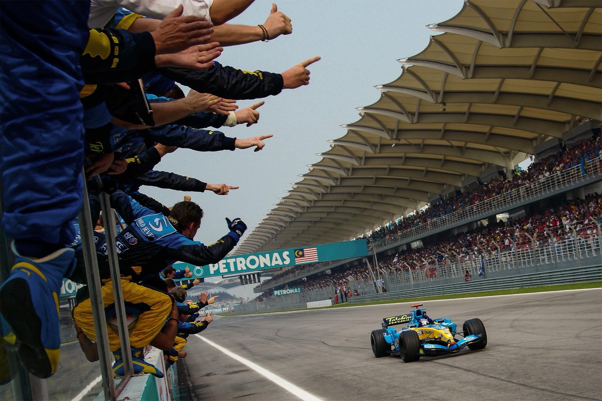 FormulaDirecta's tweet photo. 🐐 Fernando Alonso: "Con los coches del pasado, MEDIA PARRILLA no sería capaz de terminar el GP de Malasia"

"Recuerdo 2005, estaba en el podio y no podía ni ver a los mecánicos porque estaba exhausto. Me tuve que agachar, fue brutal".

[AS]

#F1 #BahrainGP https://t.co/t7OxZ6Eq5i