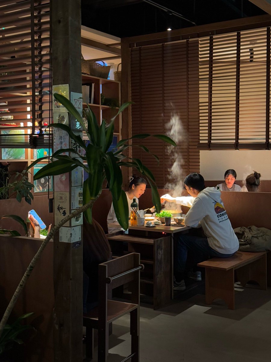 KeniaJohan96's tweet photo. Hora de cerrar, pero siempre hay un lugar para un plato caliente y una charla breve. El último cliente sonríe, el humo se va, y el silencio del barrio acoge el pequeo calor de esta noche. https://t.co/PFb0ugQU2y